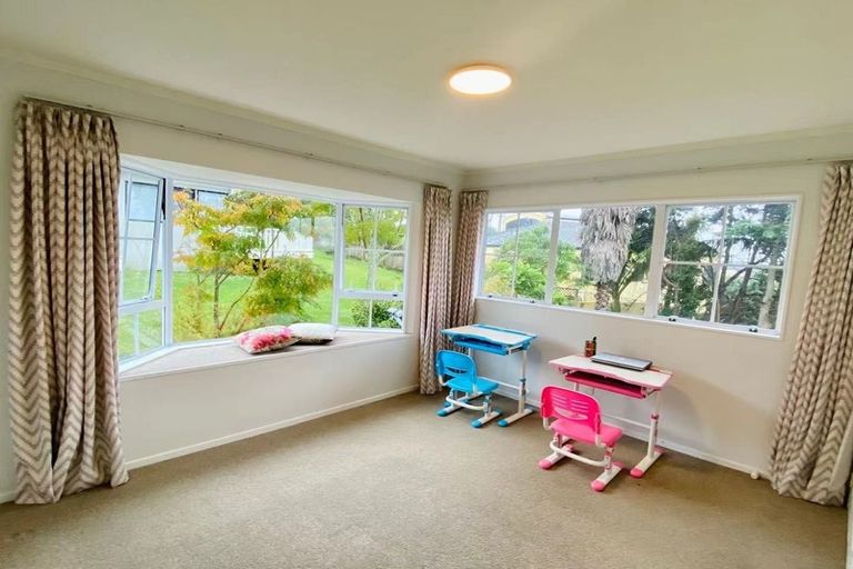 Photo of property in 1/133a Hobsonville Road, West Harbour, Auckland, 0618