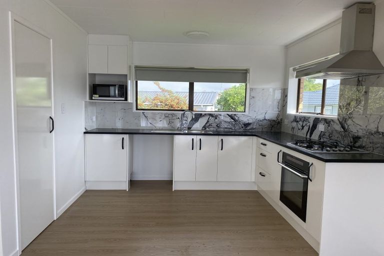 Photo of property in 2/27 Butterworth Drive, Glendene, Auckland, 0602