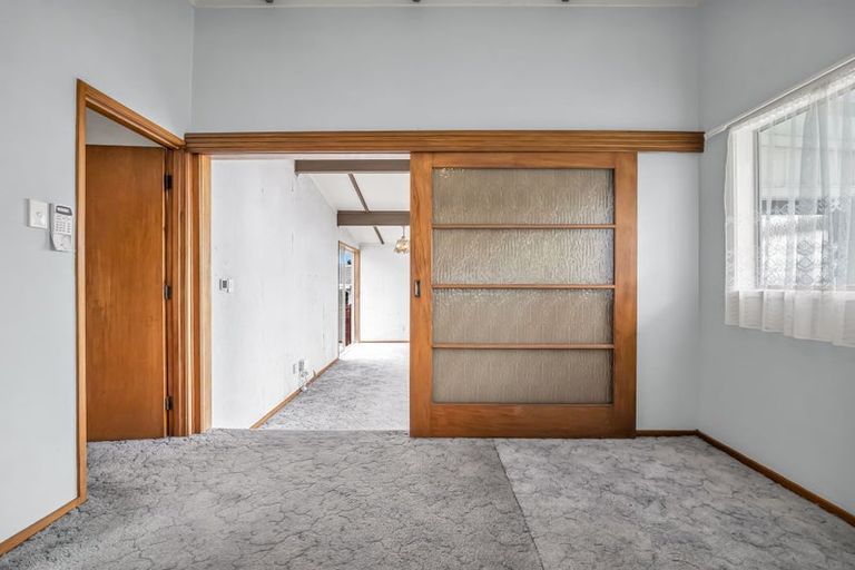 Photo of property in 28 Eyre Street, Henderson, Auckland, 0612