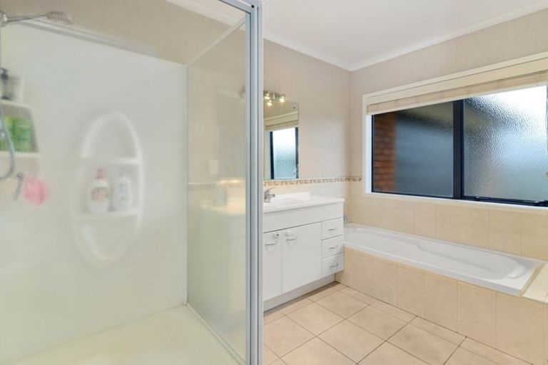 Photo of property in 33 Mccahon Drive, Pukehangi, Rotorua, 3015