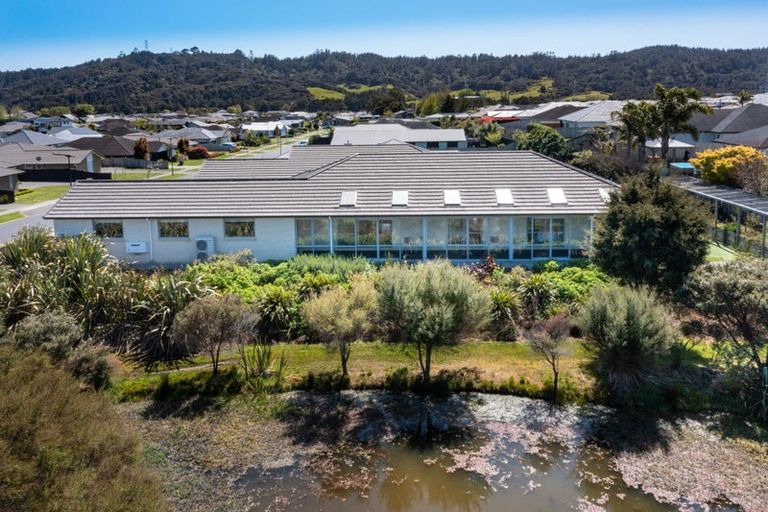 Photo of property in 21 Eric Farley Drive, Kumeu, 0810