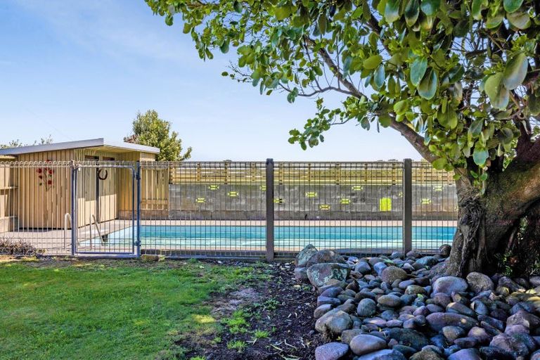 Photo of property in 1904 South Road, Kaupokonui, 4678