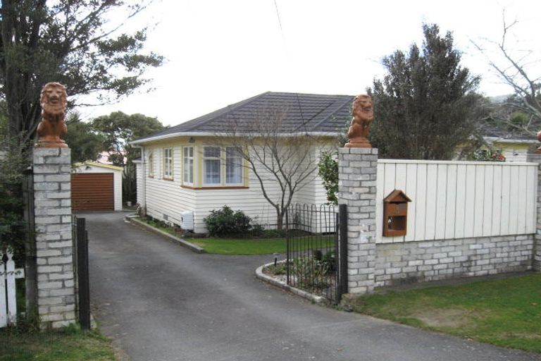 Photo of property in 4 Rowe Parade, Wainuiomata, Lower Hutt, 5014