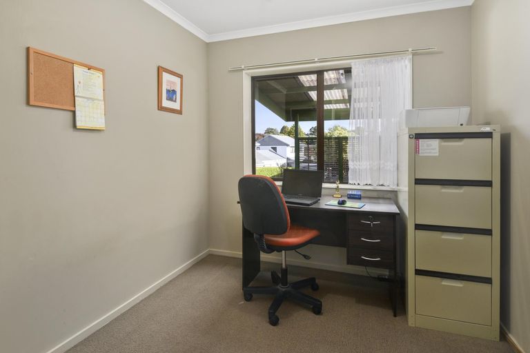 Photo of property in 1/98 Manhattan Heights, Glendene, Auckland, 0602