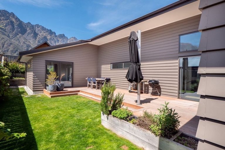 Photo of property in 17 Howden Drive, Jacks Point, 9371