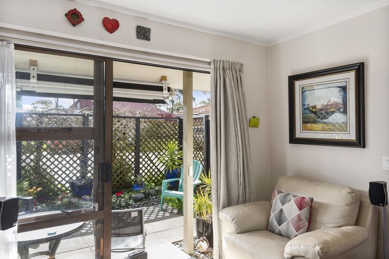 Photo of property in 23 Bosnyak Drive, Te Atatu South, Auckland, 0610