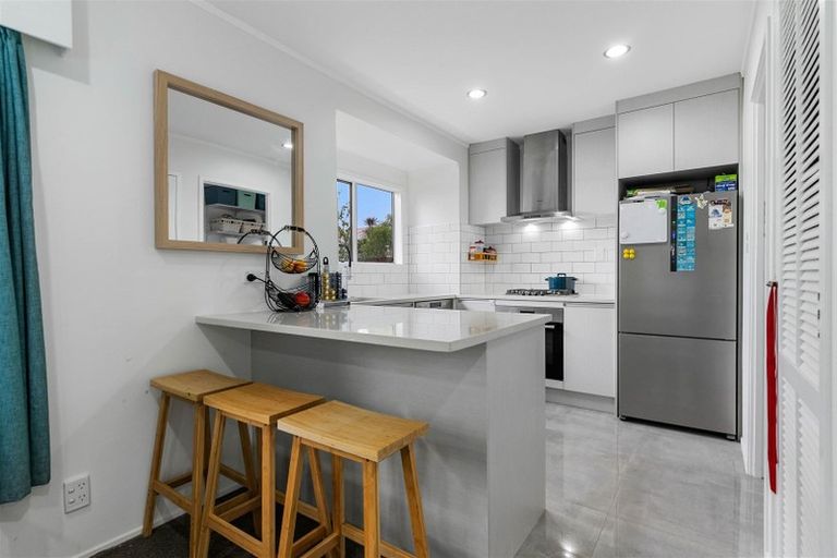 Photo of property in 2/8 Tusac Place, Totara Vale, Auckland, 0627