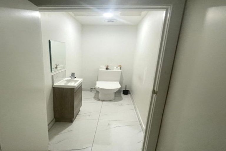 Photo of property in 1/4214a Great North Road, Glendene, Auckland, 0602