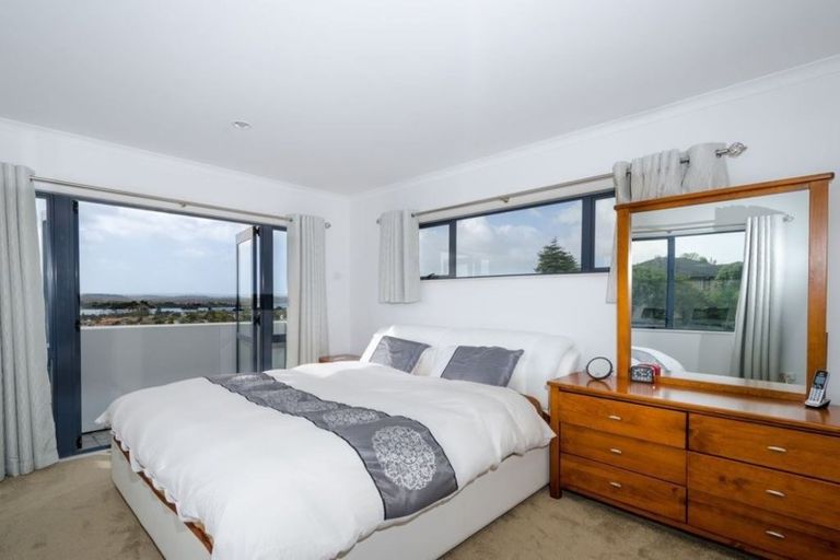 Photo of property in 114 Luckens Road, West Harbour, Auckland, 0618