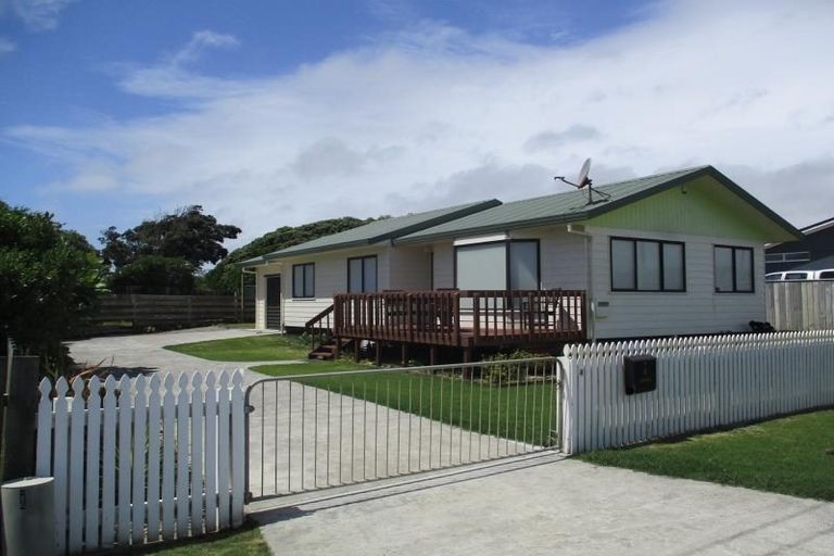 Photo of property in 4 Karaka Street, Otaki Beach, Otaki, 5512