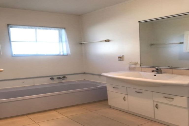 Photo of property in 2/16 De Quincey Terrace, Highland Park, Auckland, 2010