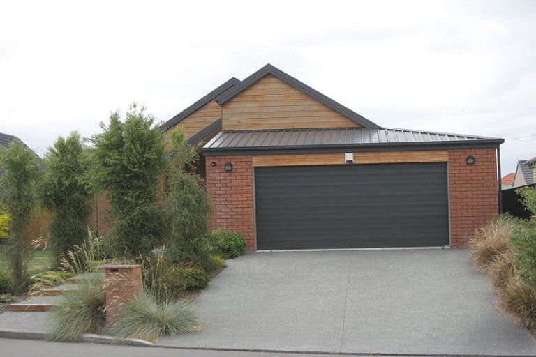 Photo of property in 4 Courtfield Close, Parklands, Christchurch, 8083