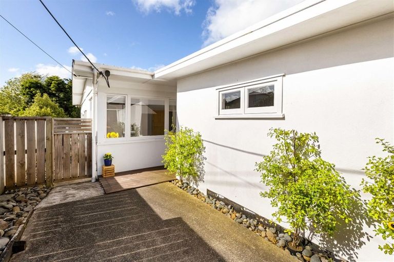 Photo of property in 12 Eastglen Road, Glen Eden, Auckland, 0602