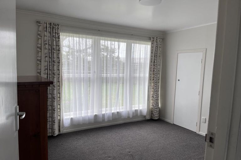 Photo of property in 52 Buscomb Avenue, Henderson, Auckland, 0610