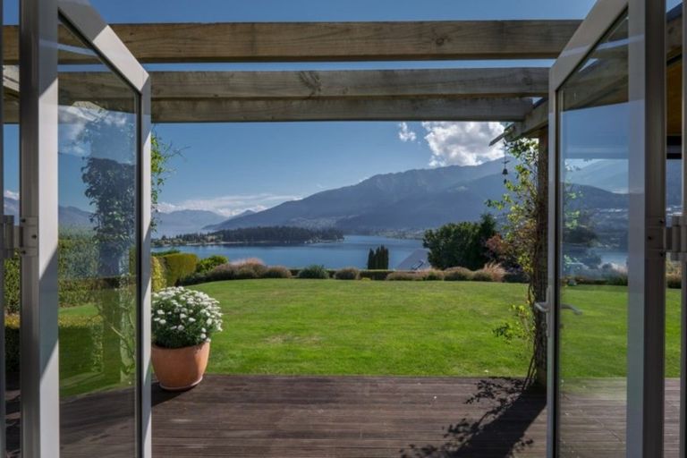 Photo of property in 4 Garland Terrace, Kelvin Heights, Queenstown, 9300