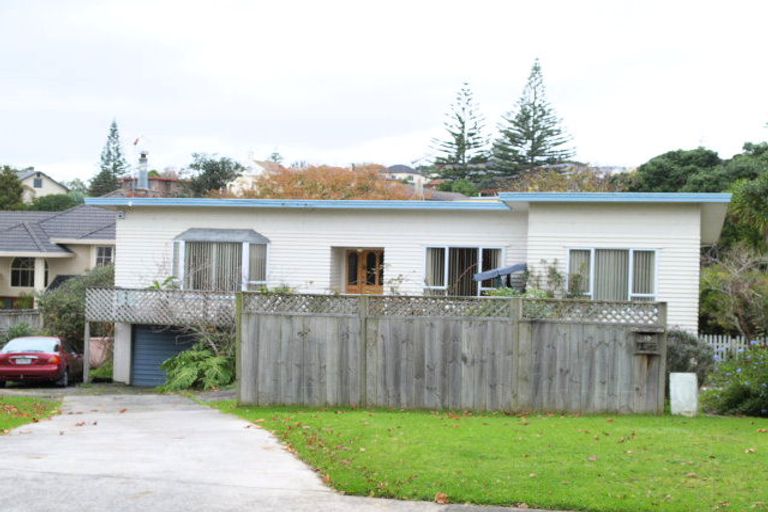 Photo of property in 19 Luplau Crescent, Cockle Bay, Auckland, 2014