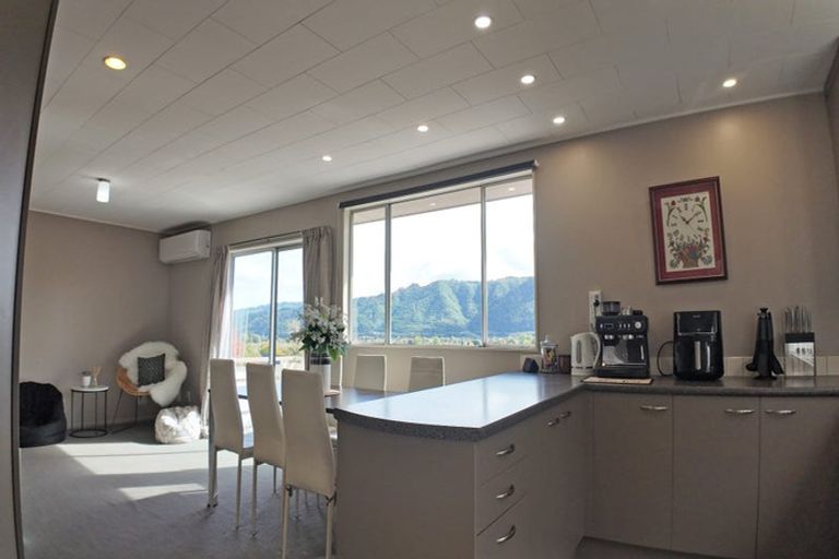 Photo of property in 22b Hillside Drive, Maoribank, Upper Hutt, 5018