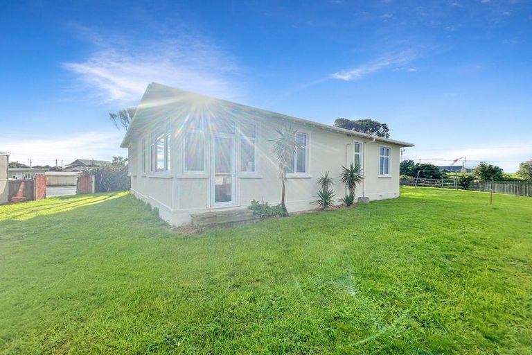 Photo of property in 1 Ashton Terrace, Castlecliff, Whanganui, 4501