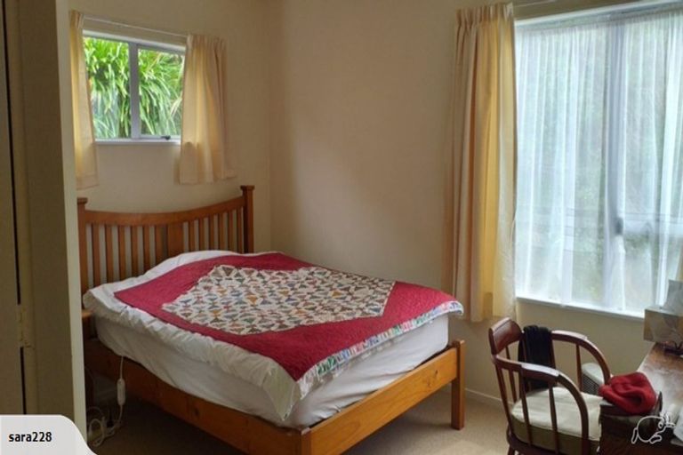 Photo of property in 2b Sunhaven Drive, Newlands, Wellington, 6037