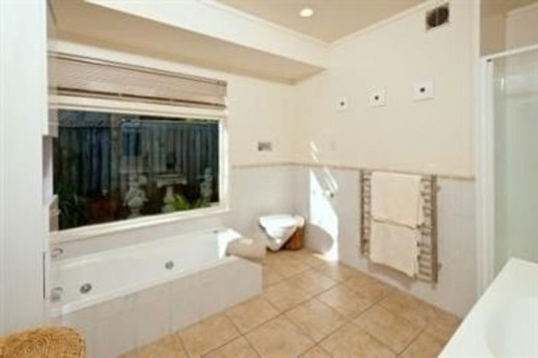 Photo of property in 42 Woodstock Road, Forrest Hill, Auckland, 0620