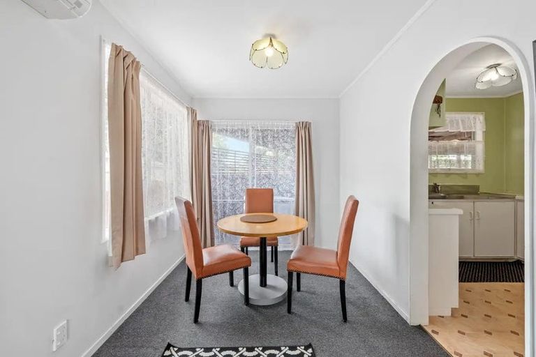 Photo of property in 22 Becker Drive, Weymouth, Auckland, 2103