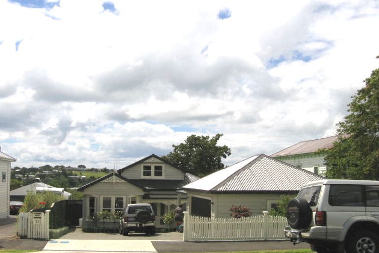 Photo of property in 22 Waterview Road, Stanley Point, Auckland, 0624
