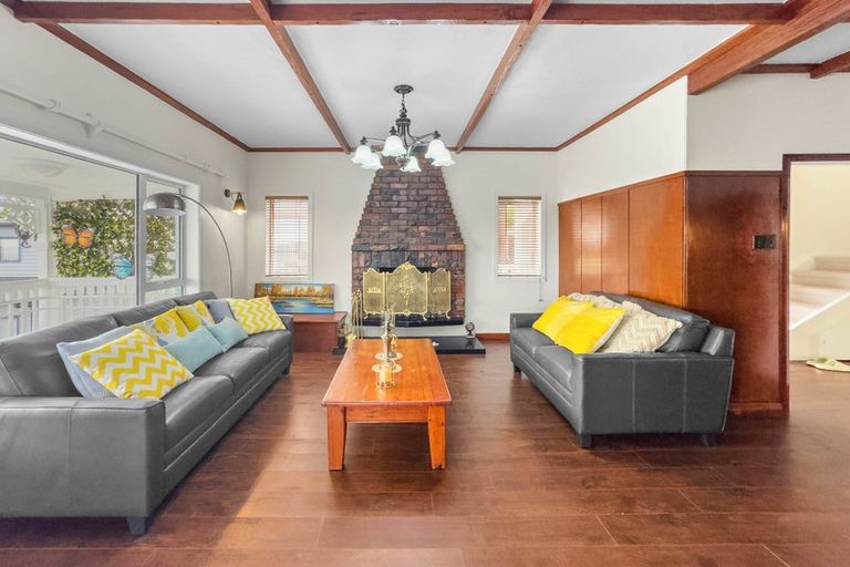 Photo of property in 73c East Coast Road, Castor Bay, Auckland, 0620