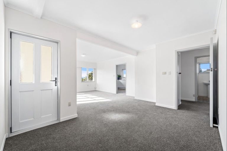 Photo of property in 35 Eastglen Road, Glen Eden, Auckland, 0602