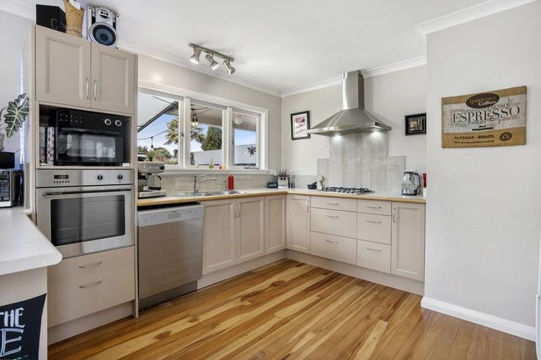 Photo of property in 298 Shakespeare Street, Leamington, Cambridge, 3432