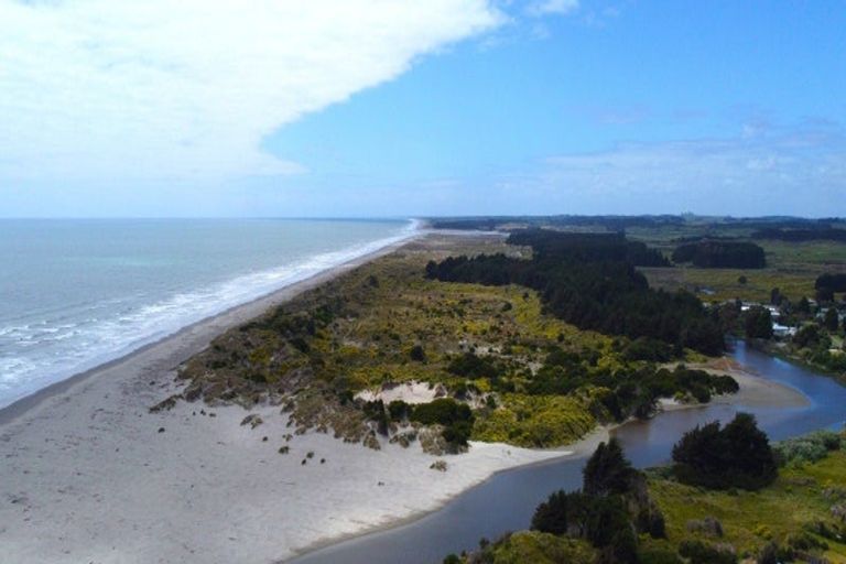 Photo of property in 30 Strathnaver Drive, Waikawa Beach, Manakau, 5573