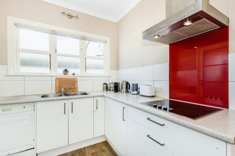 Photo of property in 4 Mexted Terrace, Tawa, Wellington, 5028