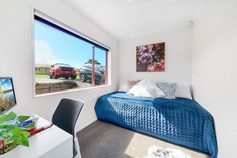 Photo of property in 8 Eloise Place, Clendon Park, Auckland, 2103