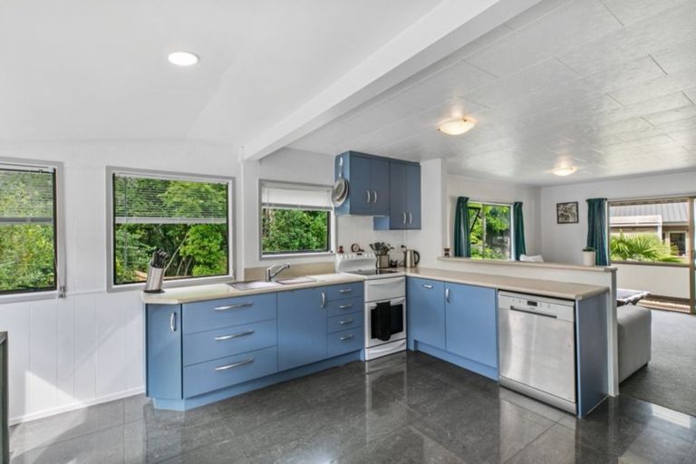 Photo of property in 25 Waiora Road, Stanmore Bay, Whangaparaoa, 0932