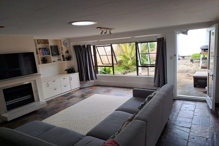 Photo of property in 9 Sealand Place, Mangere Bridge, Auckland, 2022