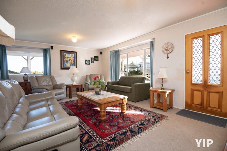 Photo of property in 7 Cheltenham Terrace, Newlands, Wellington, 6037