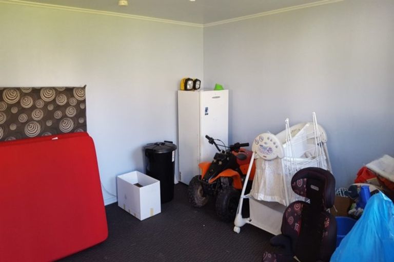 Photo of property in 32 Moncrieff Avenue, Clendon Park, Auckland, 2103