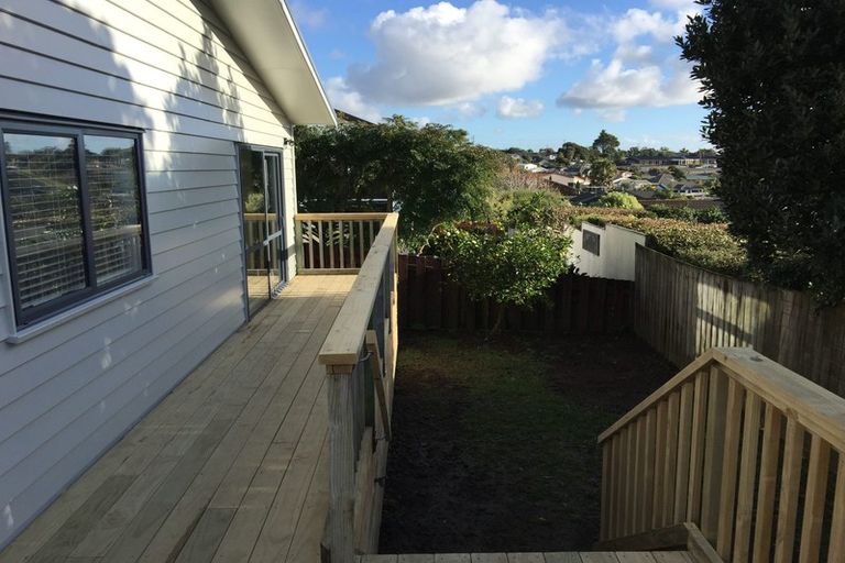 Photo of property in 2/48 Sunset Road, Unsworth Heights, Auckland, 0632