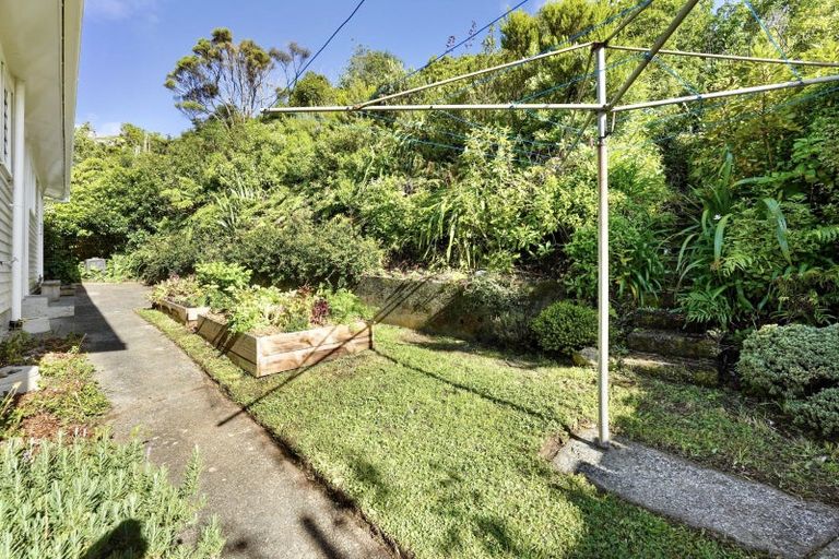 Photo of property in 6 Cotswold Crescent, Newlands, Wellington, 6037