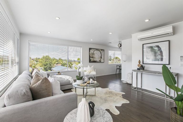 Photo of property in 52 Ravenwood Drive, Forrest Hill, Auckland, 0620