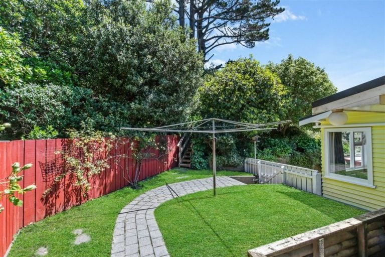 Photo of property in 6 Royston Way, Newlands, Wellington, 6037