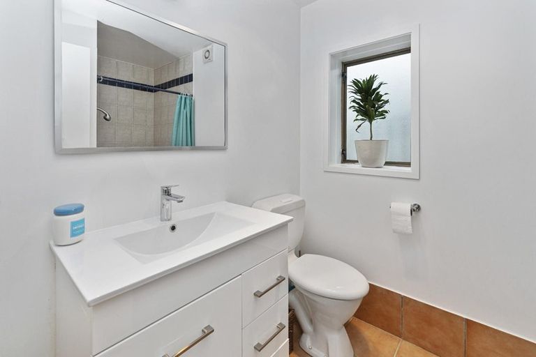 Photo of property in 12 Kashmir Road, Glen Eden, Auckland, 0602