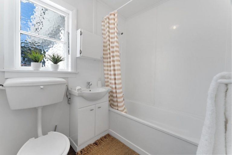 Photo of property in 70 Pioneer Road, Moturoa, New Plymouth, 4310