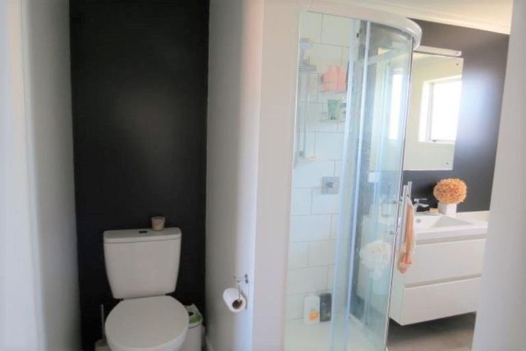 Photo of property in 7c Fairview Place, Westown, New Plymouth, 4310