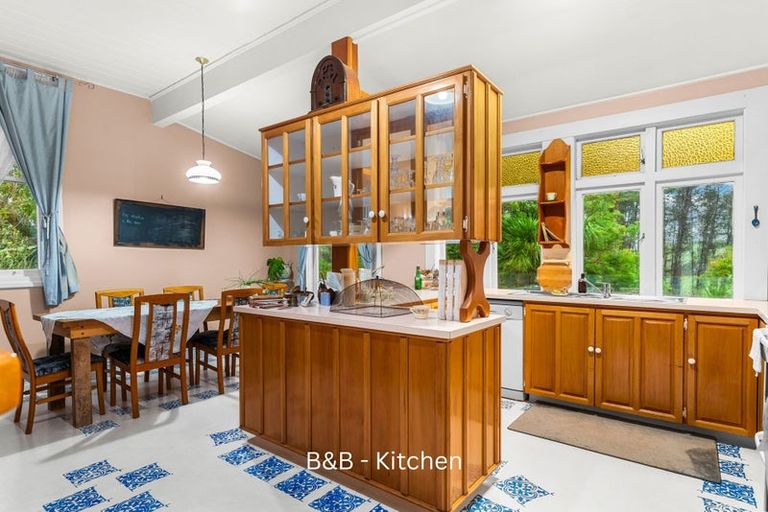 Photo of property in Saddlery Cottage, 3245 Paparoa-oakleigh Road, Paparoa, 0571