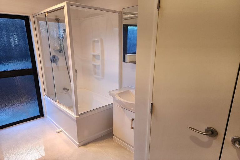 Photo of property in 102 Wiseley Road, West Harbour, Auckland, 0618