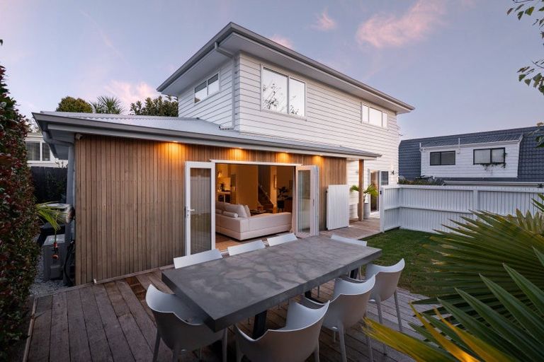 Photo of property in 2/6 Marsh Avenue, Forrest Hill, Auckland, 0620