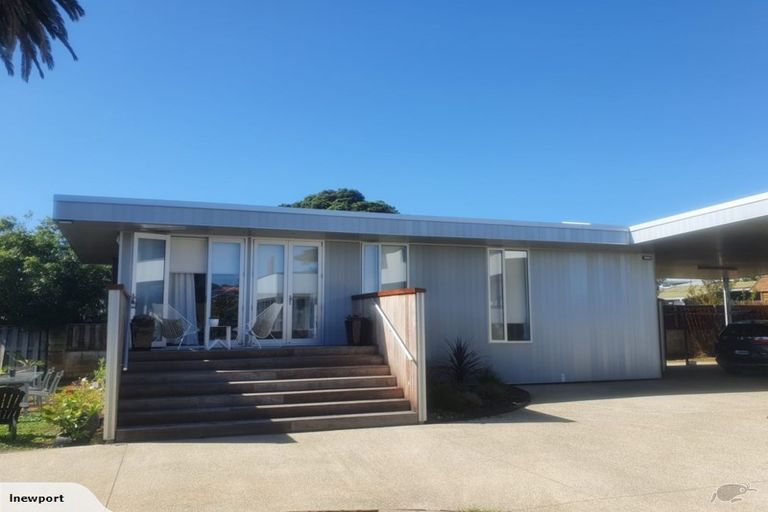 Photo of property in 2a Kiwi Esplanade, Mangere Bridge, Auckland, 2022