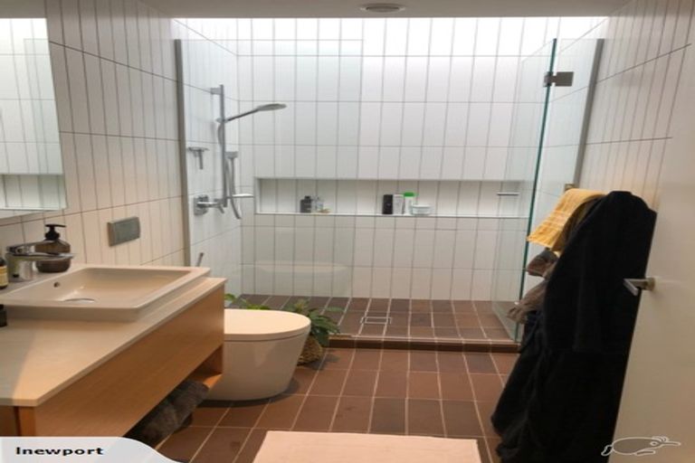 Photo of property in 2a Kiwi Esplanade, Mangere Bridge, Auckland, 2022