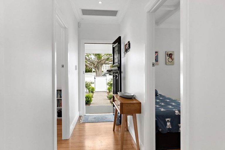 Photo of property in 31 Walmer Road, Point Chevalier, Auckland, 1022
