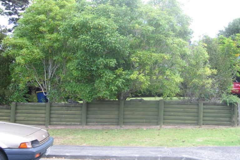 Photo of property in 2/20 Cassandra Grove, Totara Vale, Auckland, 0629